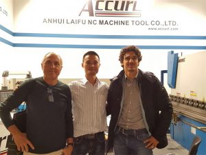 Clienții maghiari vizitează expoziția noastră