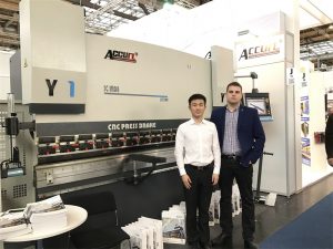 Clienții din Polonia vizitează expoziția noastră